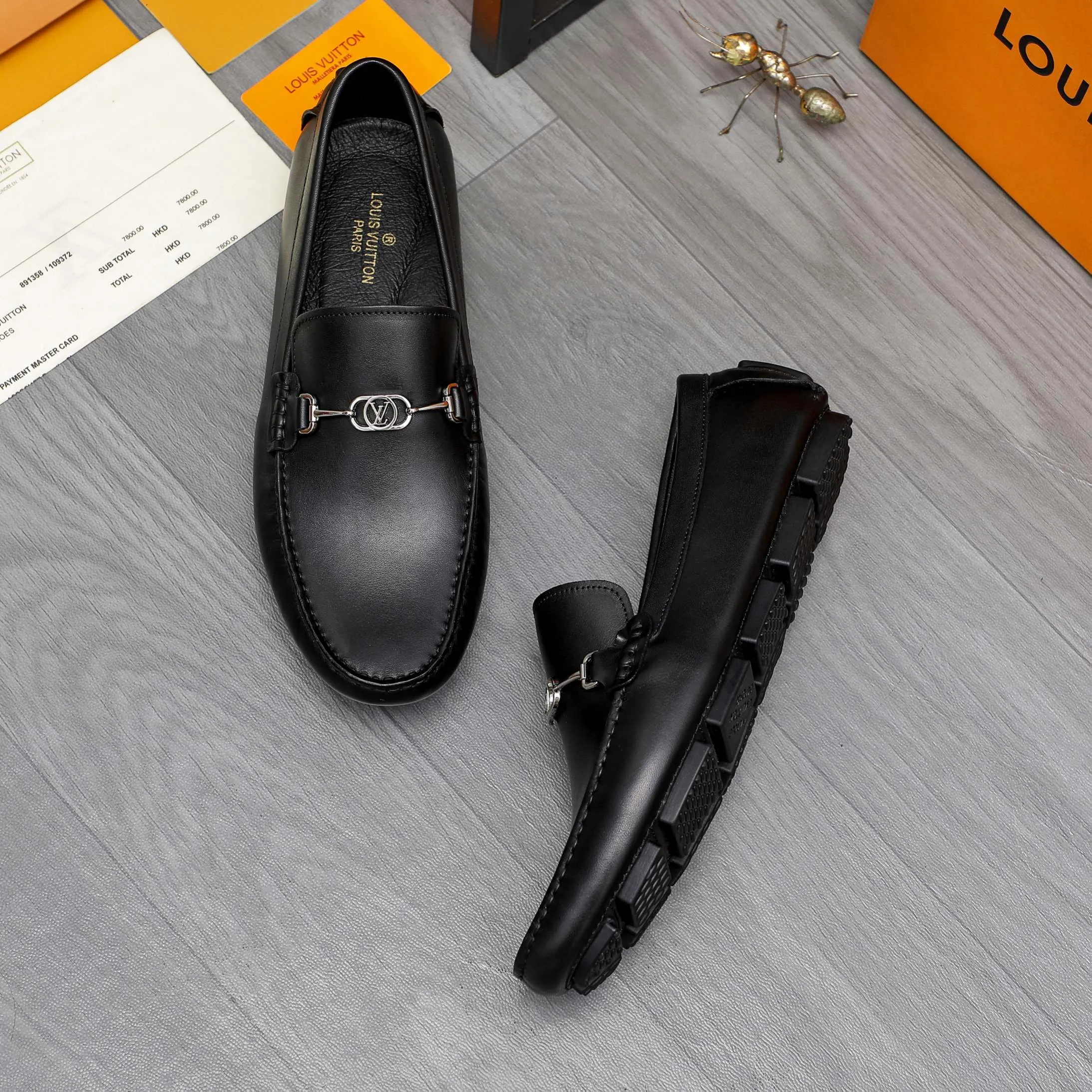 Men's shoes 💰400 Product trademark: LV "Louis Vuitton" casual slip-on shoes Regular size: 38-45 (45 is custom-made and non-returnable) Product materials: Selected high-quality cowhide upper, pigskin lining, original non-slip outsole